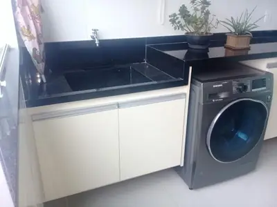 Área de serviço planejada: bancada com tanque e nicho para lava e seca
