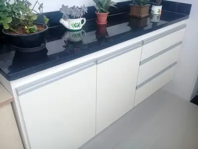 Área de serviço planejada: balcão com portas e gavetas sob bancada