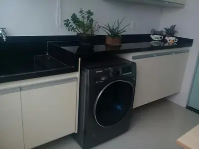 Área de serviço planejada: lavanderia planejada com máquina embutida