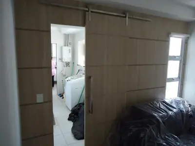 Área de serviço planejada: porta de correr separando a lavanderia