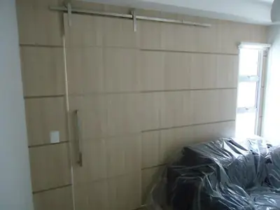 Área de serviço planejada: painel com porta de correr em madeira
