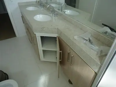 Móvel planejado para banheiro: gabinete com portas e nicho sob bancada de granito