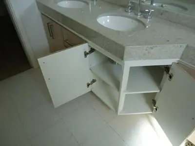 Móvel planejado para banheiro: gabinete branco com portas sob a cuba