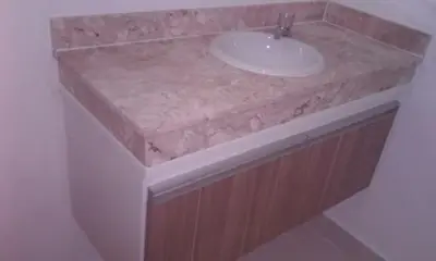 Móvel planejado para banheiro: gabinete suspenso em tom madeira