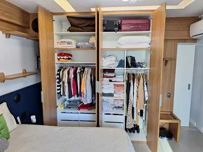 Closet planejado: guarda-roupa aberto com cabideiros, prateleiras e gavetas