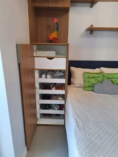 Closet planejado: sapateira e prateleiras em módulo estreito