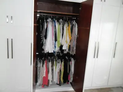 Closet planejado: armário com cabideiro para roupas
