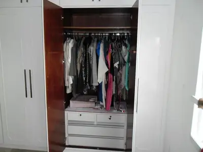 Closet planejado: guarda-roupa com cabideiro e gaveteiro interno