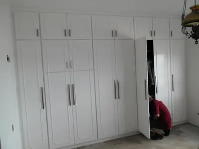 Closet planejado: parede de armários com maleiros