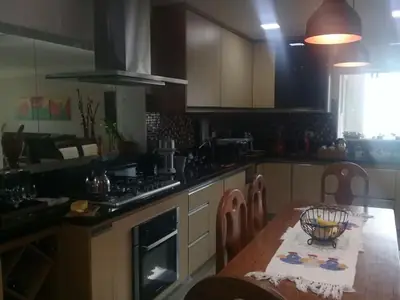 Cozinha planejada: cozinha integrada com coifa e armários aéreos