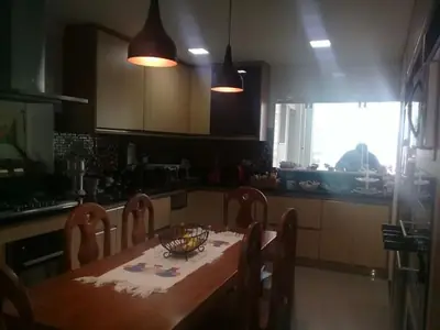Cozinha planejada: cozinha planejada com mesa de jantar