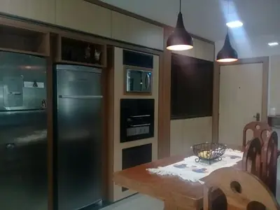 Cozinha planejada: torre para geladeira, forno e micro-ondas