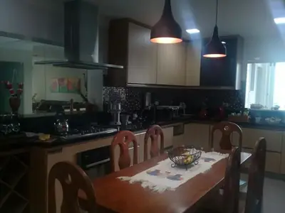 Cozinha planejada: vista geral da cozinha com armários e coifa