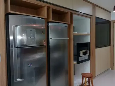 Cozinha planejada: móvel sob medida para geladeira e eletrodomésticos