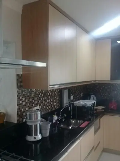 Cozinha planejada: armário aéreo acompanhando a coifa