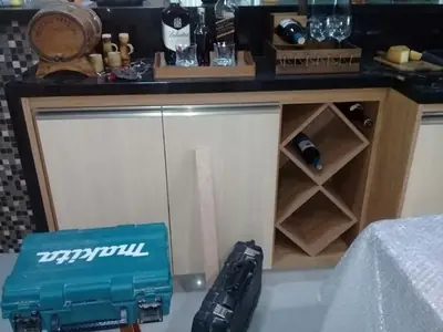 Cozinha planejada: balcão com nichos para garrafas