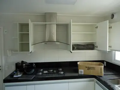 Cozinha planejada: armários aéreos com portas e nichos abertos
