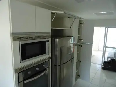 Cozinha planejada: torre quente com forno e micro-ondas