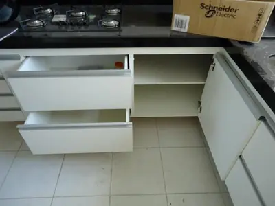 Cozinha planejada: balcão com gavetões sob o cooktop