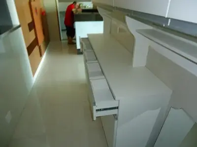 Cozinha planejada: gavetas com corrediças em balcão branco