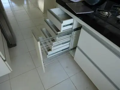 Cozinha planejada: gavetões com aramados para utensílios