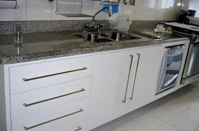 Cozinha planejada: gaveteiro e portas sob a pia