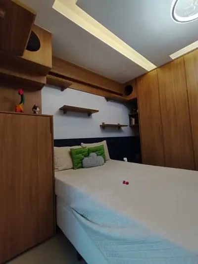 Dormitório planejado: armário alto e prateleiras ao redor da cama