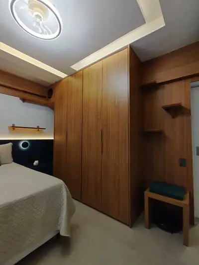 Dormitório planejado: guarda-roupa do piso ao teto