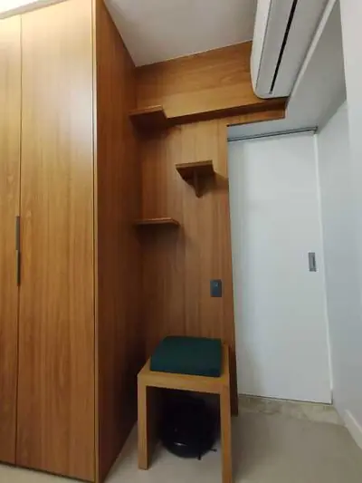Dormitório planejado: armário sob medida ao lado da porta