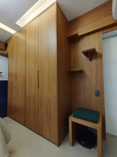 Dormitório planejado: guarda-roupa com portas amadeiradas
