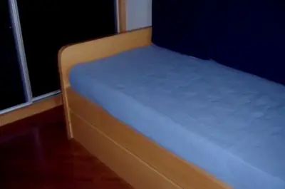 Dormitório planejado: cama de solteiro em madeira clara