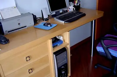 Móvel planejado para escritório: mesa em L com gavetas e suporte para CPU