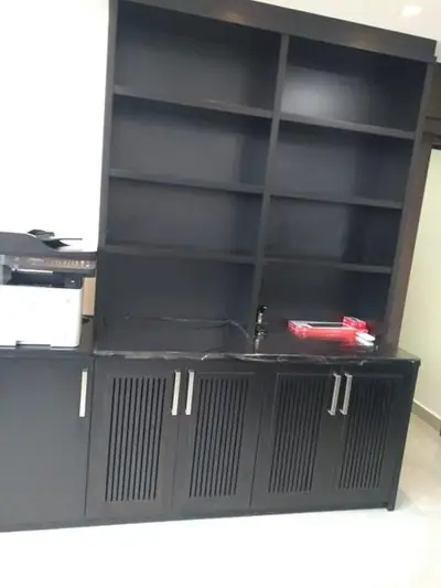 Móvel planejado para escritório: estante escura com nichos e portas