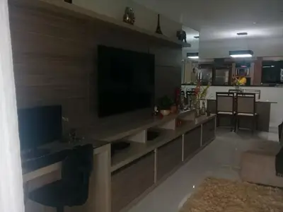 Home theater planejado: painel com prateleira superior e rack com gavetas