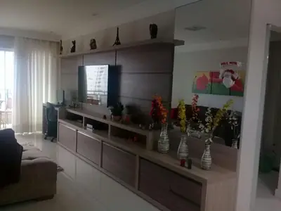 Home theater planejado: rack e painel na sala de estar