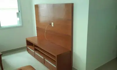 Home theater planejado: painel e rack em madeira