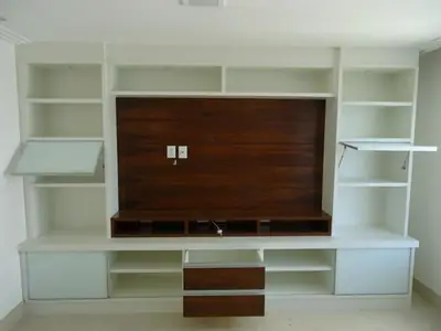Home theater planejado: estante branca com painel em madeira para TV