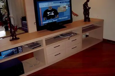 Home theater planejado: rack com gavetas e nichos para equipamentos
