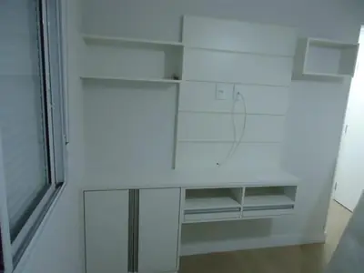 Home theater planejado: painel branco com nichos e rack suspenso