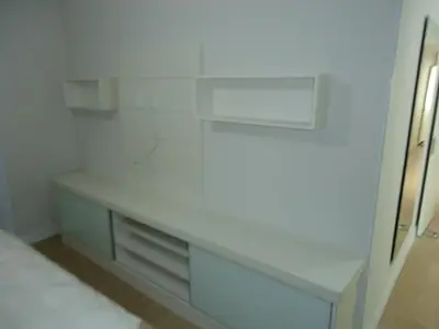 Home theater planejado: rack branco com portas e prateleiras