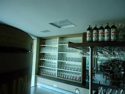 Móvel planejado para comércio: estante para copos e taças em restaurante