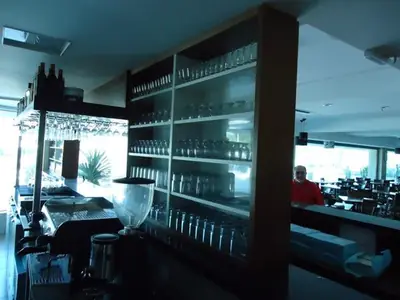 Móvel planejado para comércio: estante de bar com prateleiras de vidro