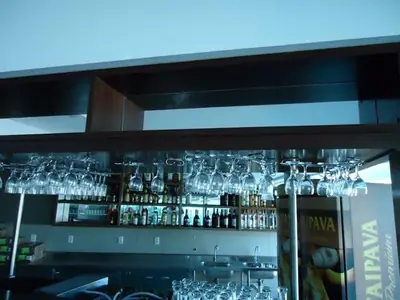 Móvel planejado para comércio: bar com suporte suspenso para taças