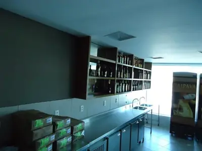 Móvel planejado para comércio: prateleiras para garrafas atrás do balcão