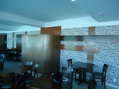 Móvel planejado para comércio: painéis em madeira no salão de restaurante