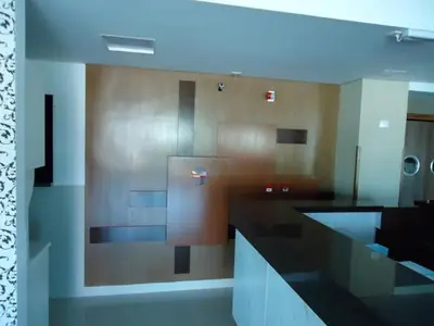 Móvel planejado para comércio: painel decorativo em madeira em restaurante