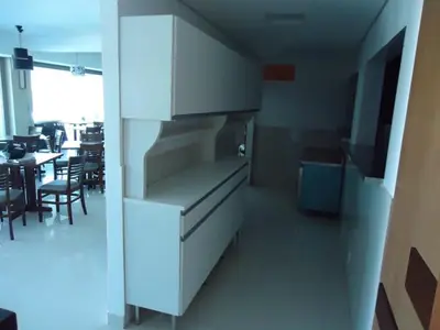 Móvel planejado para comércio: aparador branco de apoio no salão