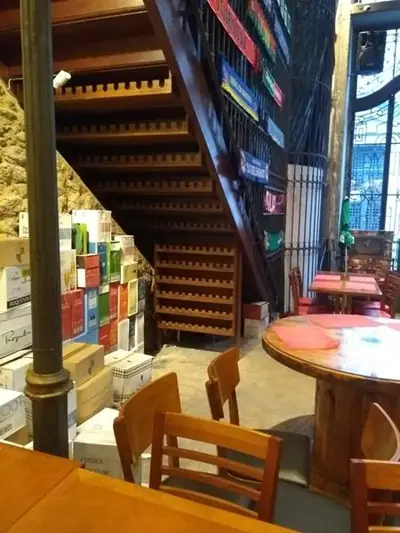 Móvel planejado para comércio: escada e mezanino em madeira em loja