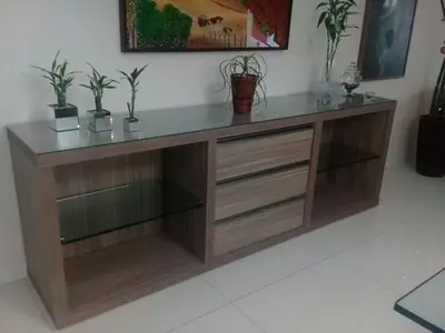 Sala planejada: aparador com gavetas e prateleiras de vidro