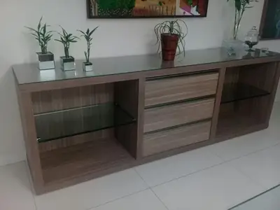 Sala planejada: buffet em tom amadeirado